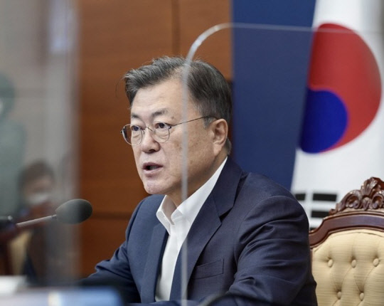 문재인 대통령이 지난 2월 25일 오전 청와대에서 열린 글로벌 에너지 공급망 현안 점검회의에서  "향후 60여년간 원전을 충분히 활용해야 한다"는 메시지를 냈다.<연합뉴스>